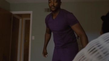 Violet Sleapwear Tee porté par Anthony Mackie dans Point Blank