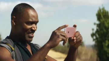 Ap­ple iPhone 7 Plus in Pink used by Tom (Tommie Earl Jenkins) in Papi Chulo