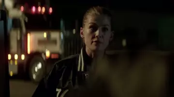 Chaqueta negra de Varsity usada por Wilcox (Rosamund Pike) en The Informer