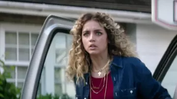 Camisa de mezclilla azul oscuro usada por Sofia Hoffman (Ana de Armas) en The Informer