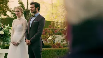 La chaqueta de traje que lleva Daniel Le Domas (Adam Brody) en Ready or Not