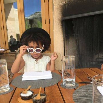 Fils + les Filles Xo Lunettes de soleil en Blanc porté par Blue Ivy Carter en avril 2017