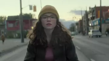 Le bonnet jaune de Stella Nicholls (Zoe Margaret Colletti) dans Scary Stories to Tell in the Dark