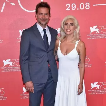Corneliani Marine Col Châle Costume porté par Bradley Cooper - 29 septembre 2018