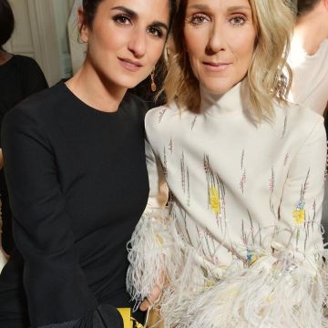 La robe noire Valentino avec détail rond bas de manches portée par Géraldine Nakache le 3 juillet au défile Valentino à Paris avec Céline Dion