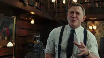 Les bretelles portées par Benoit Blanc (Daniel Craig) dans À couteaux tirés