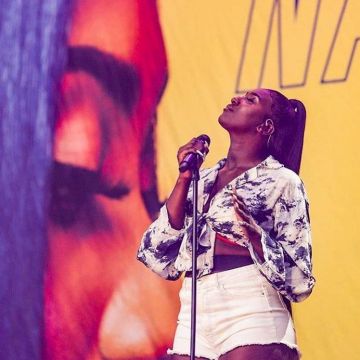 Los pantalones cortos blancos de Aya Nakamura en la cuenta de Instagram de @espaceaya_fr durante Fnac Live el 03/07/2019