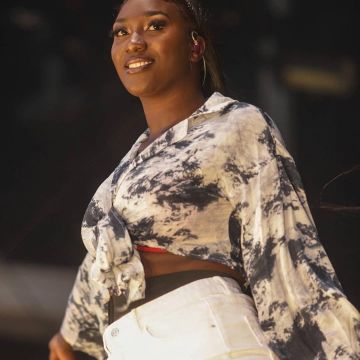 El shorty negro de cintura alta de Aya Nakamura durante Fnac Live el 03/07/2019