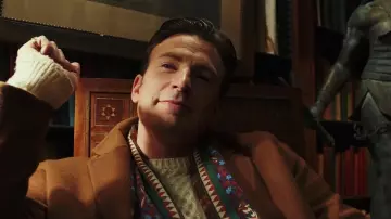 Le manteau marron porté par Ransom Robinson (Chris Evans) dans À couteaux tirés