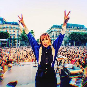 The blue pants navy with knot at the waist of Suzane during the Fnac Live the 03/07/2019