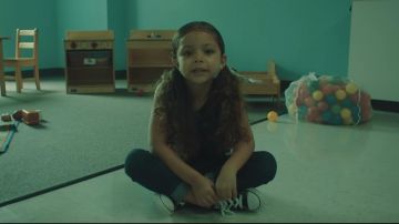 Zapatillas converse negras usadas por un niño como se ve en el video musical When I Grow Up de NF