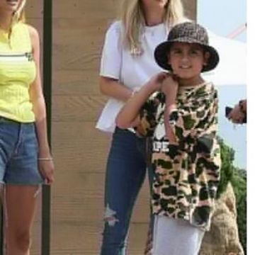Bape Ultimate 1st Camo College Logo Tee usado por Mason Disick - 10 de junio de 2019