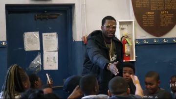 La chaqueta negra usada por Meek Mill (Julian Blondell) en Free Meek (Temporada 1)