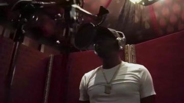 Camiseta blanca de Meek Mill (Julian Blondell) en Free Meek (Temporada 1)