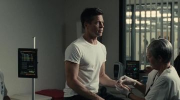 White crew neck t-shirt en coton porté par Roy McBride (Brad Pitt) dans Ad Astra