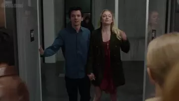 La veste kaki portée par Debbie (Sophie Turner) dans Time After Time