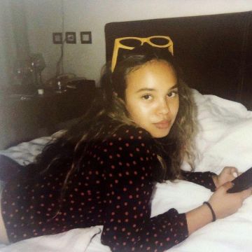 Haut noir avec rouge italien de la tache rouge porté par Alisha Boe sur son Instagram account @alishaboe