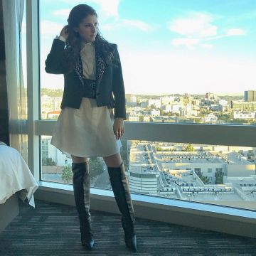 Thom Browne Shirt Robe portée par Anna Kendrick 13 décembre 2017