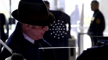 Chapeau Brun foncé porté par Raymond " Red " Reddington (James Spader) dans La liste noire (Saison 03)