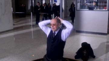 Le veston bleu nuit porté par Raymond 'Red' Reddington (James Spader) dans The Blacklist (Saison 3)