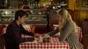 Le manteau de Debbie (Sophie Turner) dans Time Lovers