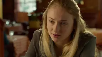 Les boucles d'oreille de Debbie (Sophie Turner) dans Time Lovers