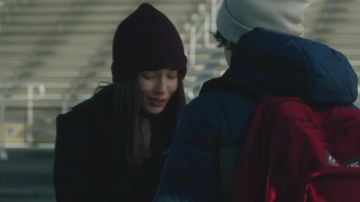 Le bonnet bordeaux de Sophia Peach (Jade Chynoweth) dans Max Winslow y La Casa de los Secretos