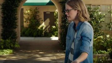 Top de rayas blancas grises de Alex Johansen (Ryan Simpkins) en The House