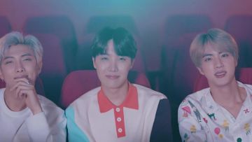 El polo blanco estampado de Thom Browne usado por Jin en el clip de BTS Lights