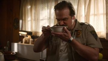 The digital watch in metal worn by Jim Hopper (David Harbour) in Stranger Things Season 3 Episode 2