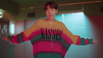 Le collier rose à perles de J-Hope dans le clip Lights des BTS
