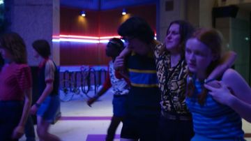 The yellow shirt printed worn by 11 / Eleven (Millie Bobby Brown) in Stranger Things (S03E08)