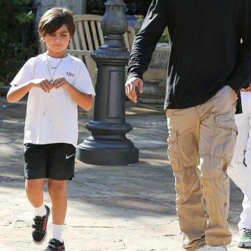Vans Kids Old Skool V in Checkerboard Black/blue Depth worn by Mason Disick in  Calabsas - 25 October 2017