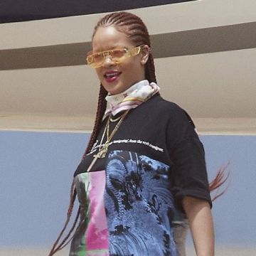 Louis Vuitton Multicolor White Monogram Scarf usado por Rihanna - julio 4, 2019