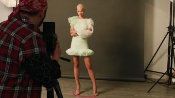 Minivestido de fiesta blanca usado por Anna (Sasha Luss) en Anna