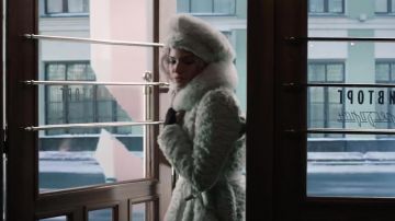 Chaqueta larga de cuello peludo de piel sintética de invierno usada por Anna (Sasha Luss) en Anna