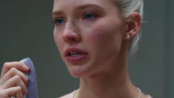 Pendientes de perlas blancas usados por Anna (Sasha Luss) en Anna