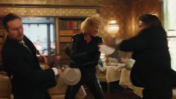 Chaqueta Bomber de cuero negro usada por Anna (Sasha Luss) en Anna