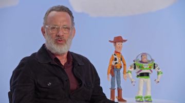 Glasses transparent sight worn by Tom Hanks in the video Tom Hanks & Tim Allen Toy Story 4 Pixar