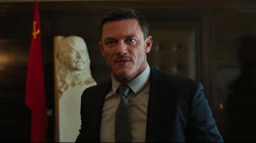 Abrigo de traje negro de un botón usado por Alex Tchenkov (Luke Evans) como se ve en Anna