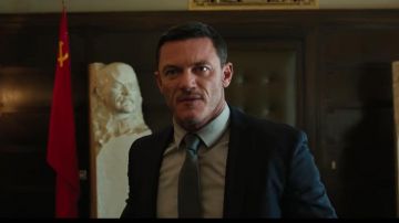 Corbata gris usada por Alex Tchenkov (Luke Evans) en Anna