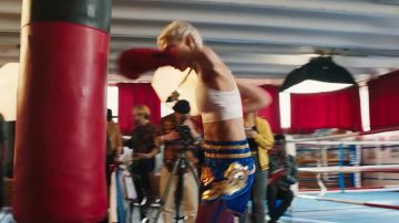 PANTALONES CORTOS DE BOXEO usados por Anna (Sasha Luss) en Anna