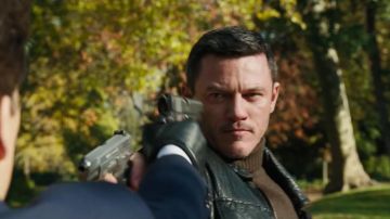 Jersey de punto marrón de cuello de tortuga usado por Alex Tchenkov (Luke Evans) en Anna