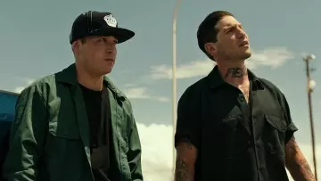 La chemise noire à manches courtes de Frank 'Shotgun' (Jon Bernthal) dans Shot Caller