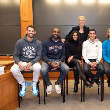 Kevin Love's Jordan 1 Retro High Off White University Blue Sneakers en @kevinlove