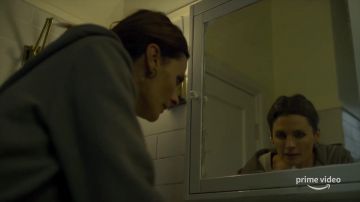 Gris Chandail à Capuchon porté par Emily Byrne (Stana Katic) in Absentia (Saison 01)