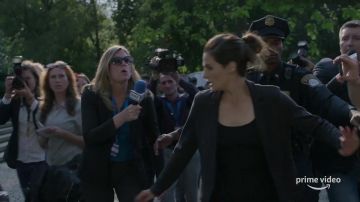 Brown BOUTON SMART VESTE portée par Emily Byrne (Stana Katic) in Absentia (S01)