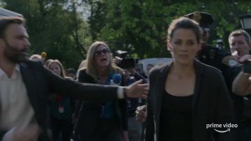 Haut noir porté par Emily Byrne (Stana Katic) in Absentia (Saison 01)