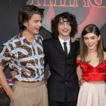 La chemise bariolée SSS World Cop portée par Joe Keery à la Stranger Night au Grand Rex à Paris le 4 juillet 2019