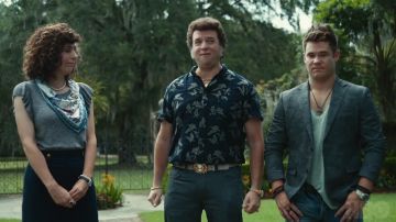 Charcoal gray casual blazer worn by Kelvin Gemstone (Adam DeVine) in The Righteous Gemstones (Season 01)